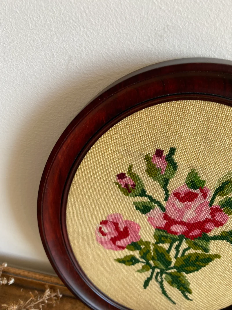 Broderie bouquet de roses sur fond crème cadre en bois