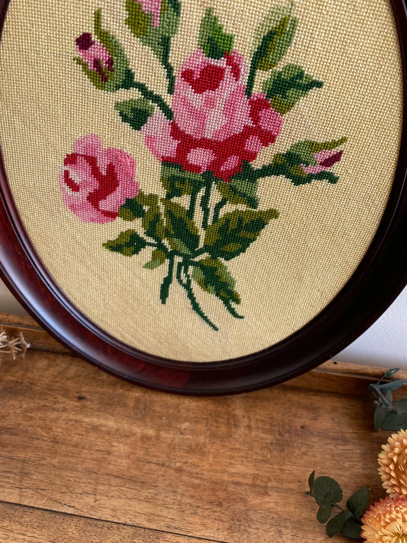 Broderie bouquet de roses sur fond crème cadre en bois