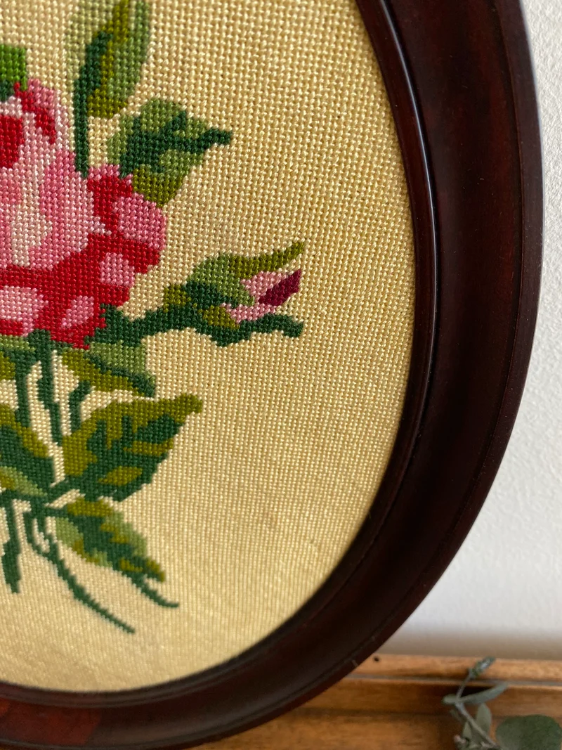 Broderie bouquet de roses sur fond crème cadre en bois