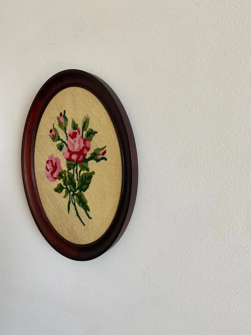 Broderie bouquet de roses sur fond crème cadre en bois
