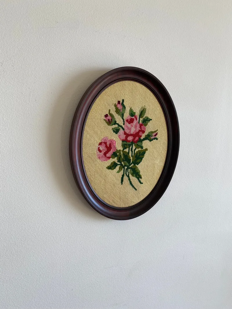 Broderie bouquet de roses sur fond crème cadre en bois