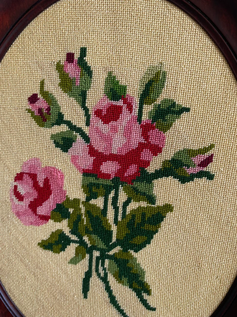 Broderie bouquet de roses sur fond crème cadre en bois