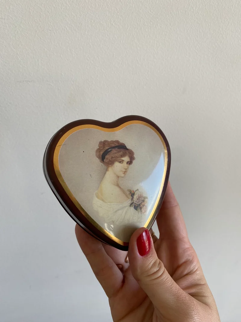 Boite en métal en forme de coeur portrait de jeune fille