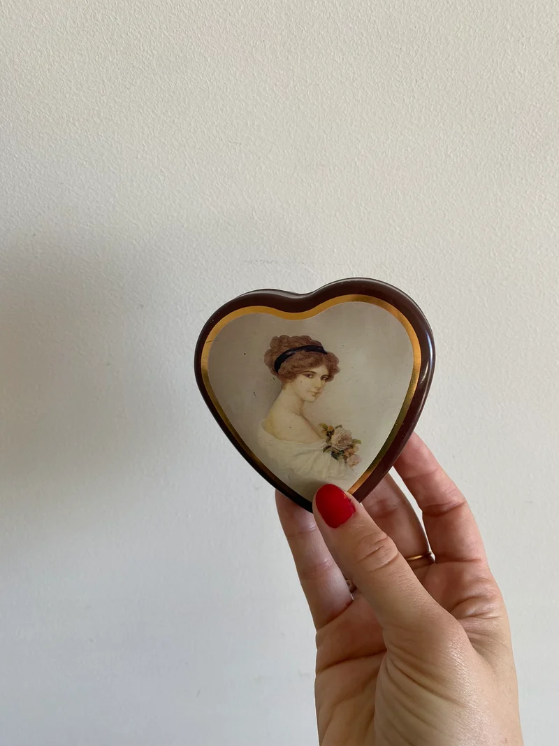Boite en métal en forme de coeur portrait de jeune fille