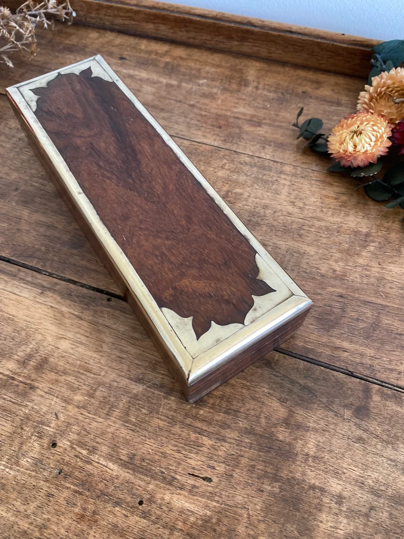 Boite en bois et ornement laiton