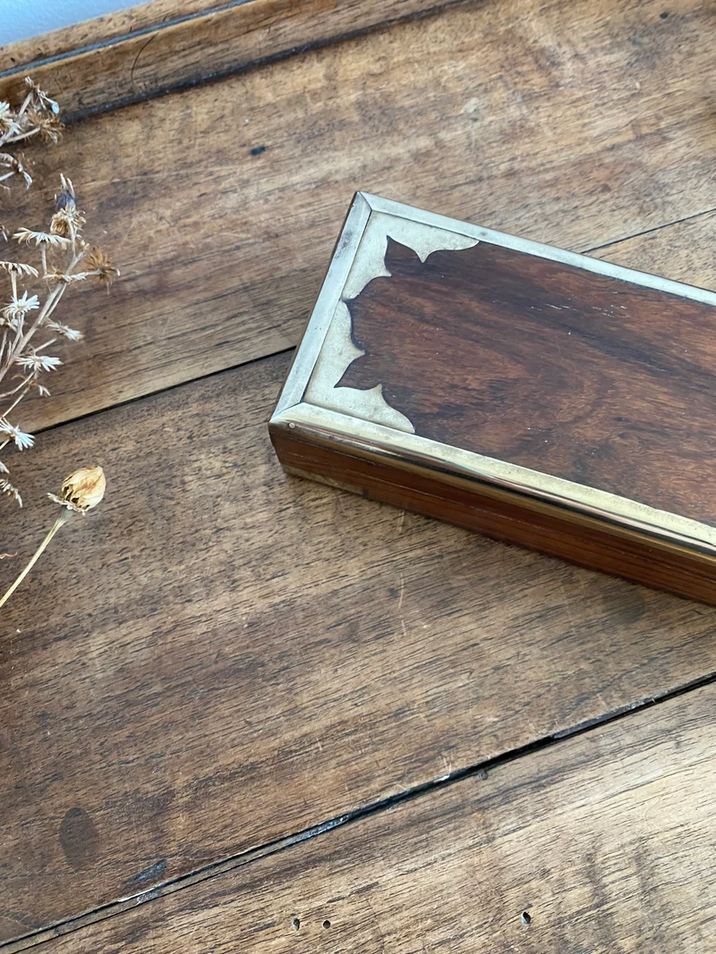 Boite en bois et ornement laiton