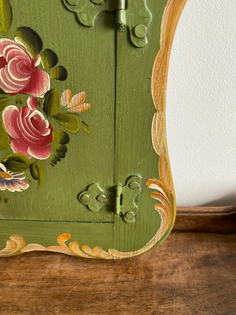 Armoire à clés en bois verte peinte à la main