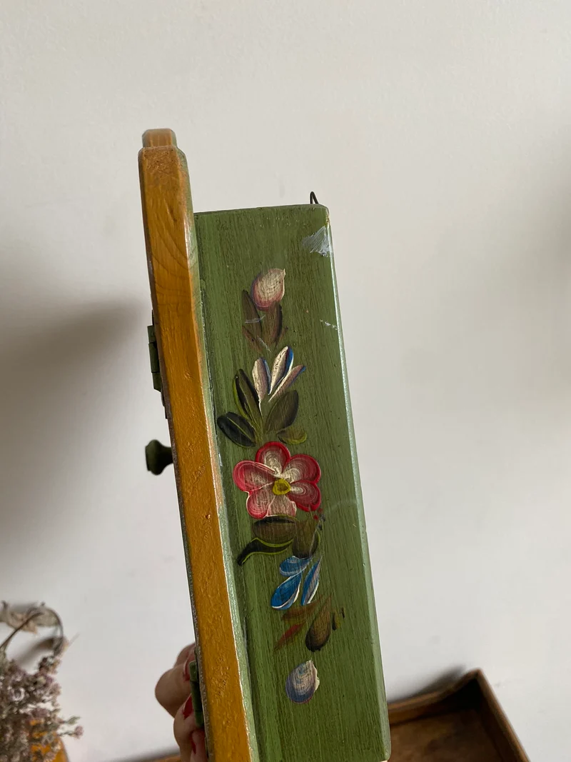Armoire à clés en bois verte peinte à la main