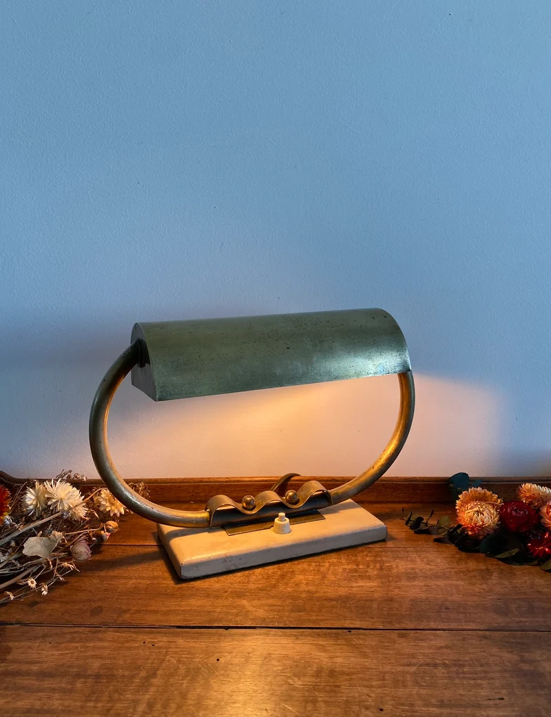 Lampe en laiton années 50 avec socle plat en bois crème