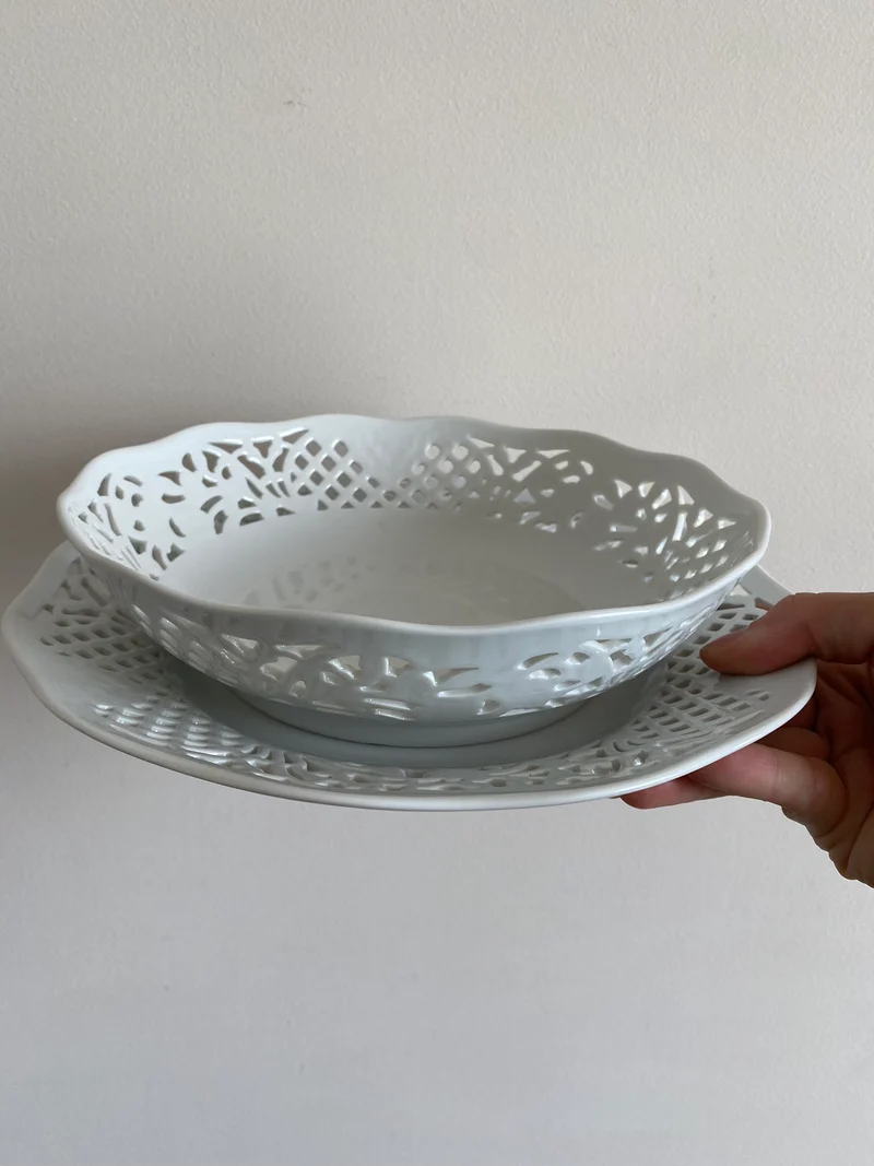 Plats de service en porcelaine blanche ajourée