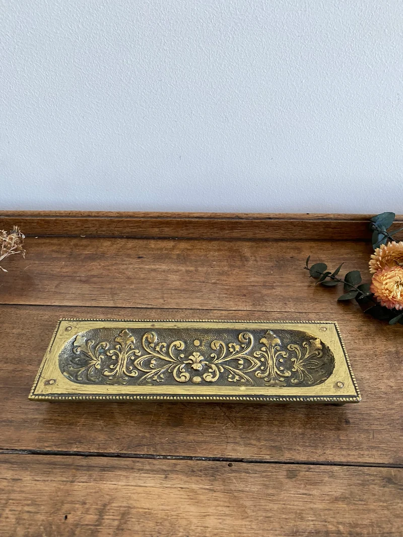 Plaque en laiton rectangulaire décorée de fleurs sculptées