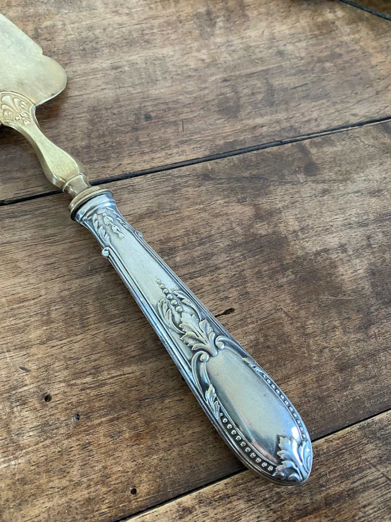 Pelle à tarte en métal argenté et doré détails travaillés