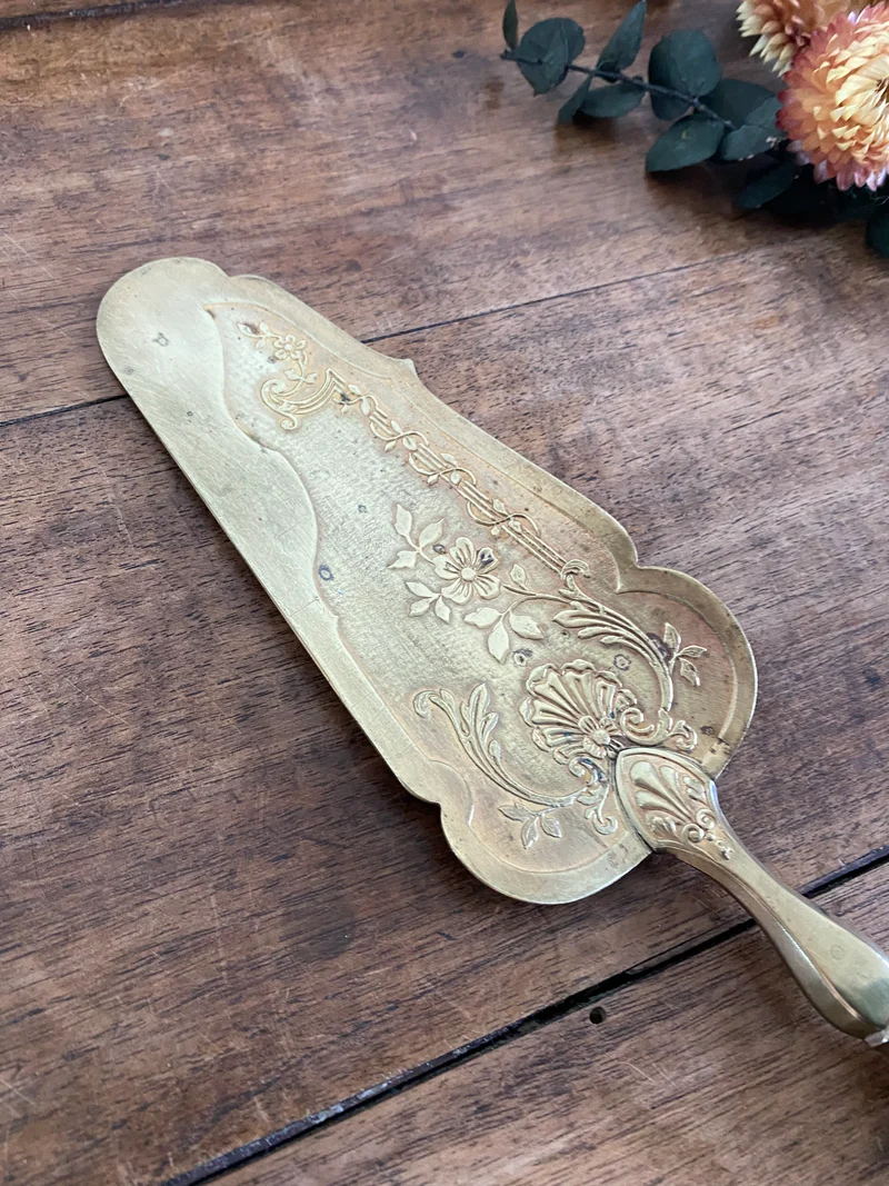 Pelle à tarte en métal argenté et doré détails travaillés