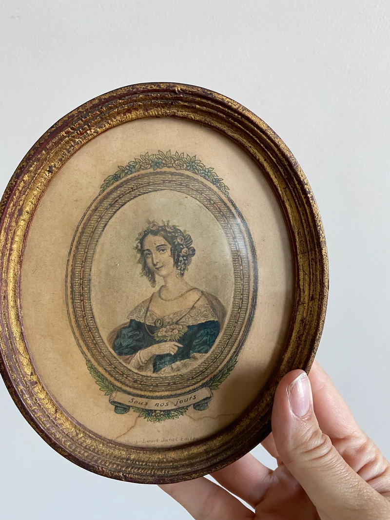 Médaillons la mode selon Louis XV et sous nos jours