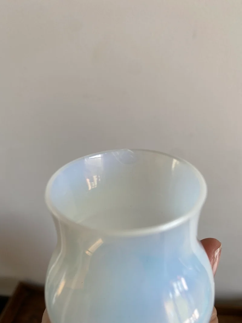 Fontaine en opaline blanche et armature dorée avec plateau et 5 petits verres