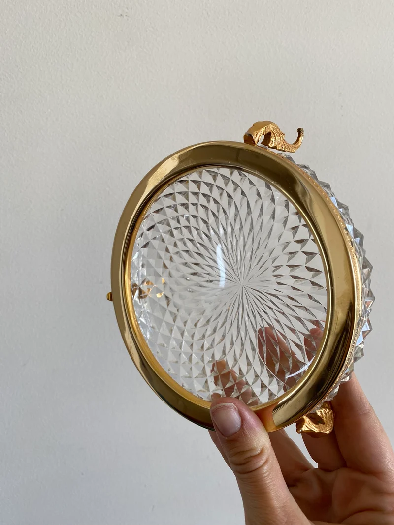 Coupelle en verre taillé armature dorée sur pieds