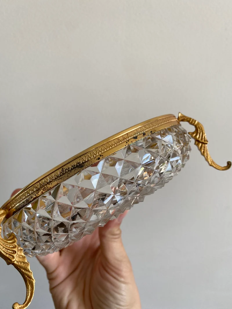 Coupelle en verre taillé armature dorée sur pieds