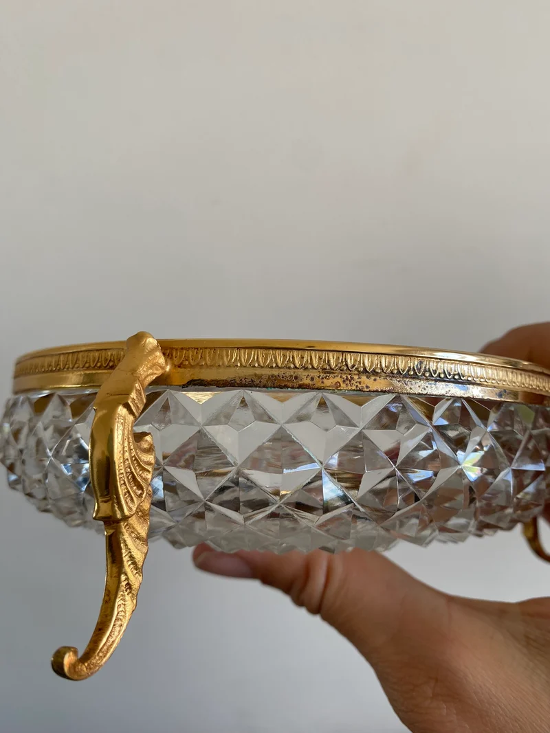 Coupelle en verre taillé armature dorée sur pieds