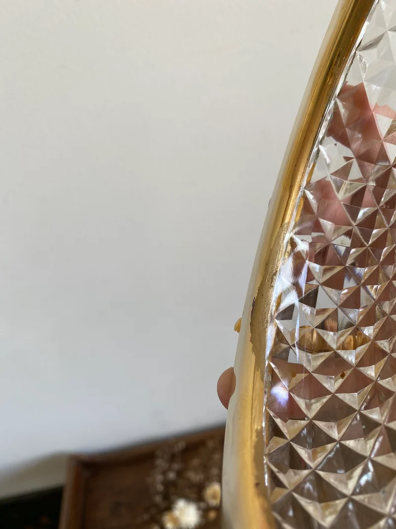 Coupelle en verre taillé armature dorée sur pieds