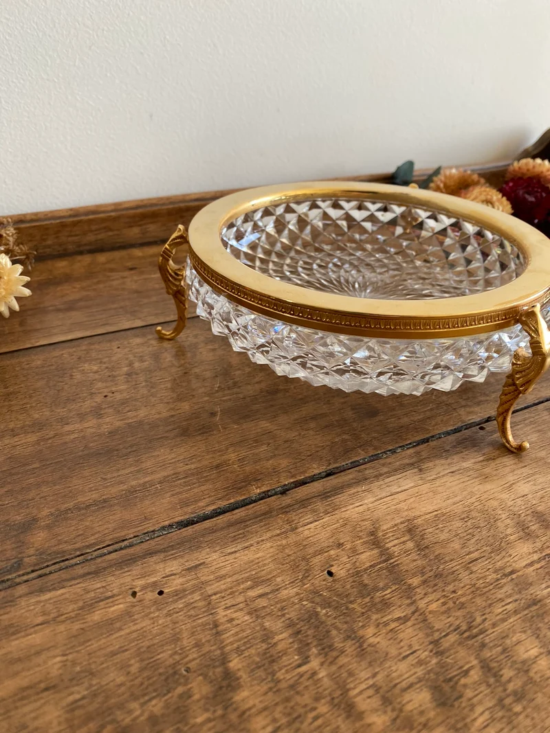 Coupelle en verre taillé armature dorée sur pieds