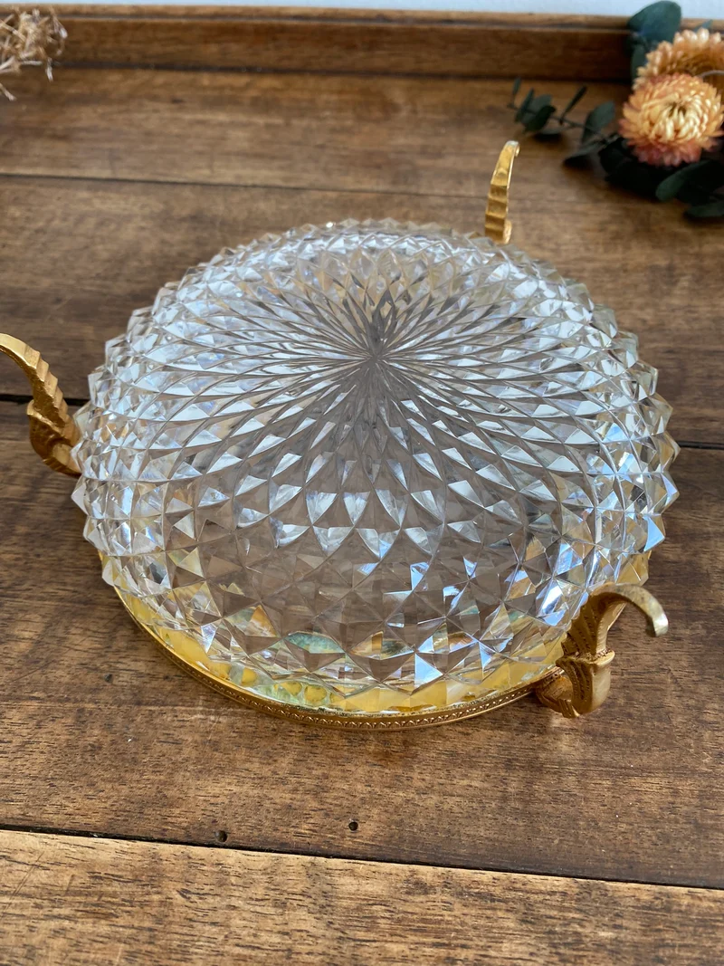 Coupelle en verre taillé armature dorée sur pieds