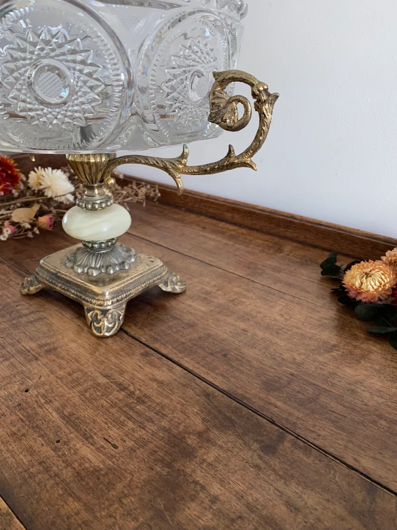 Centre de table en cristal travaillé pied métal patiné et onyx