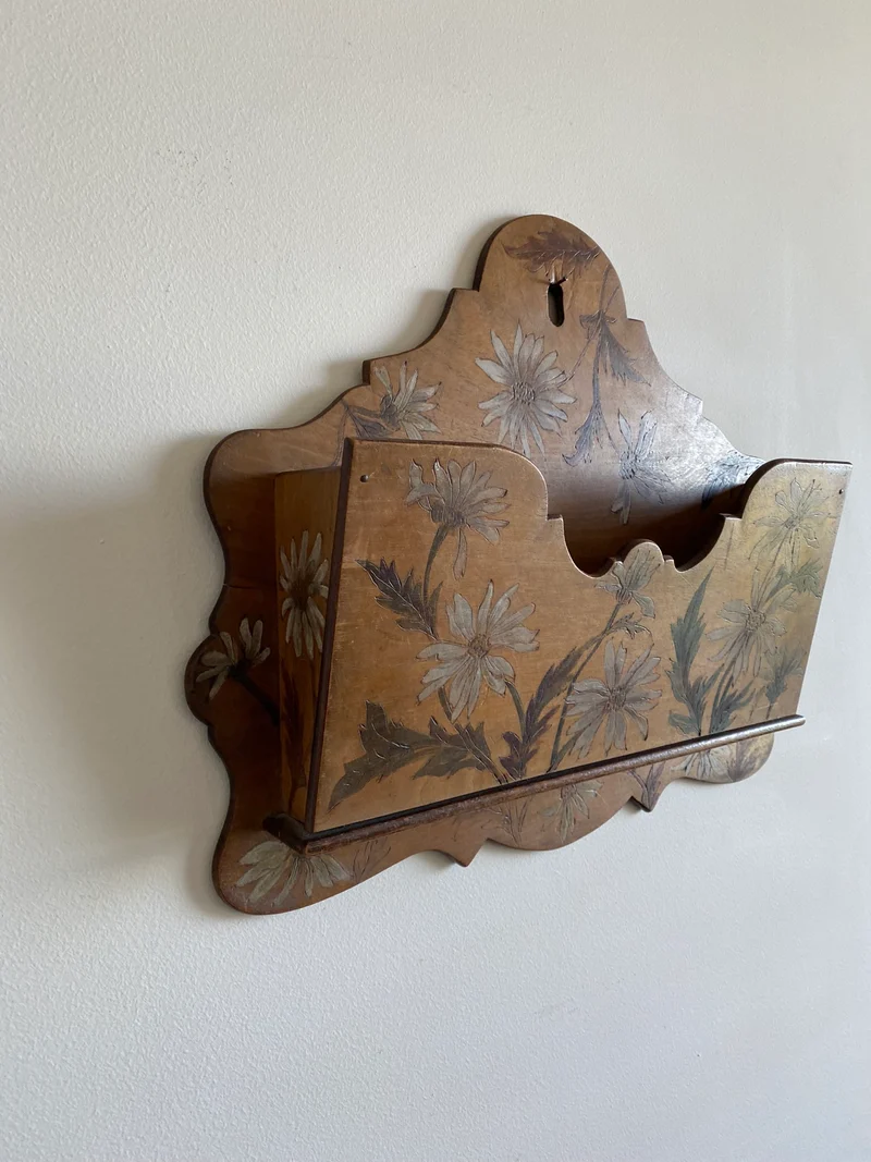 Boite en bois porte courrier décorée de marguerites peintes à la main 1900