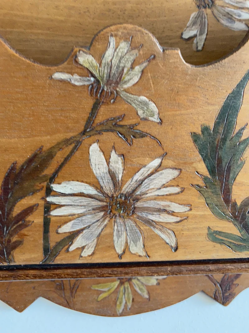 Boite en bois porte courrier décorée de marguerites peintes à la main 1900