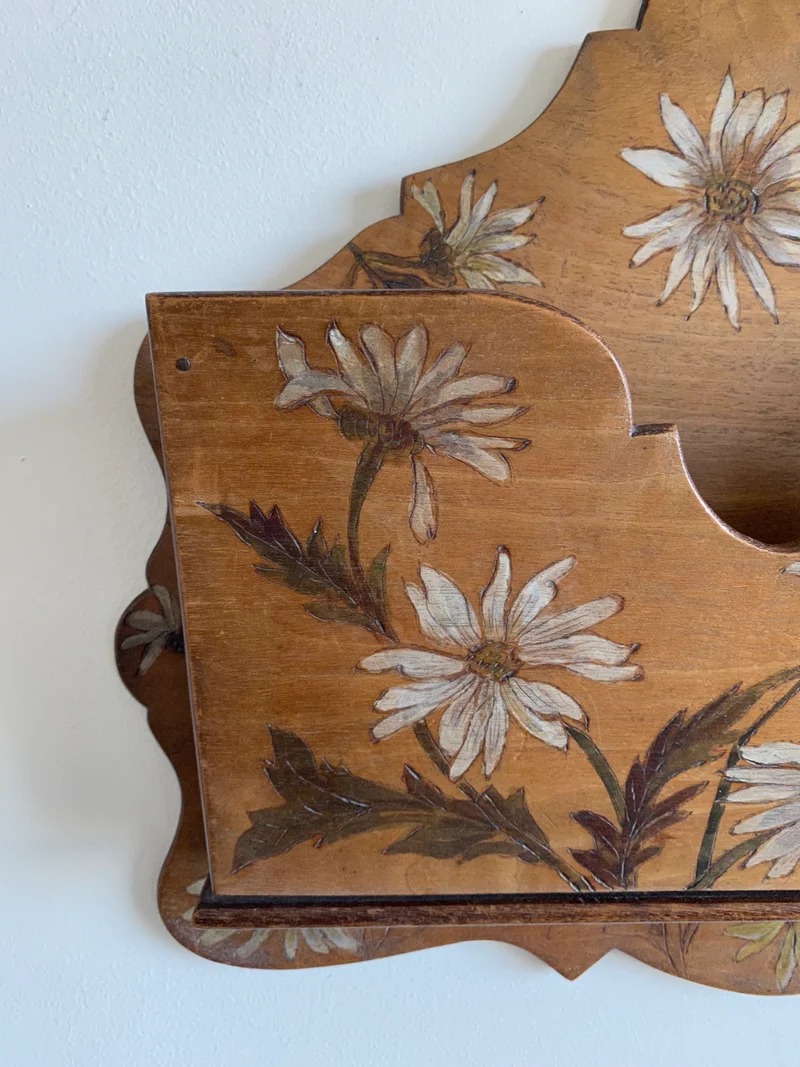 Boite en bois porte courrier décorée de marguerites peintes à la main 1900