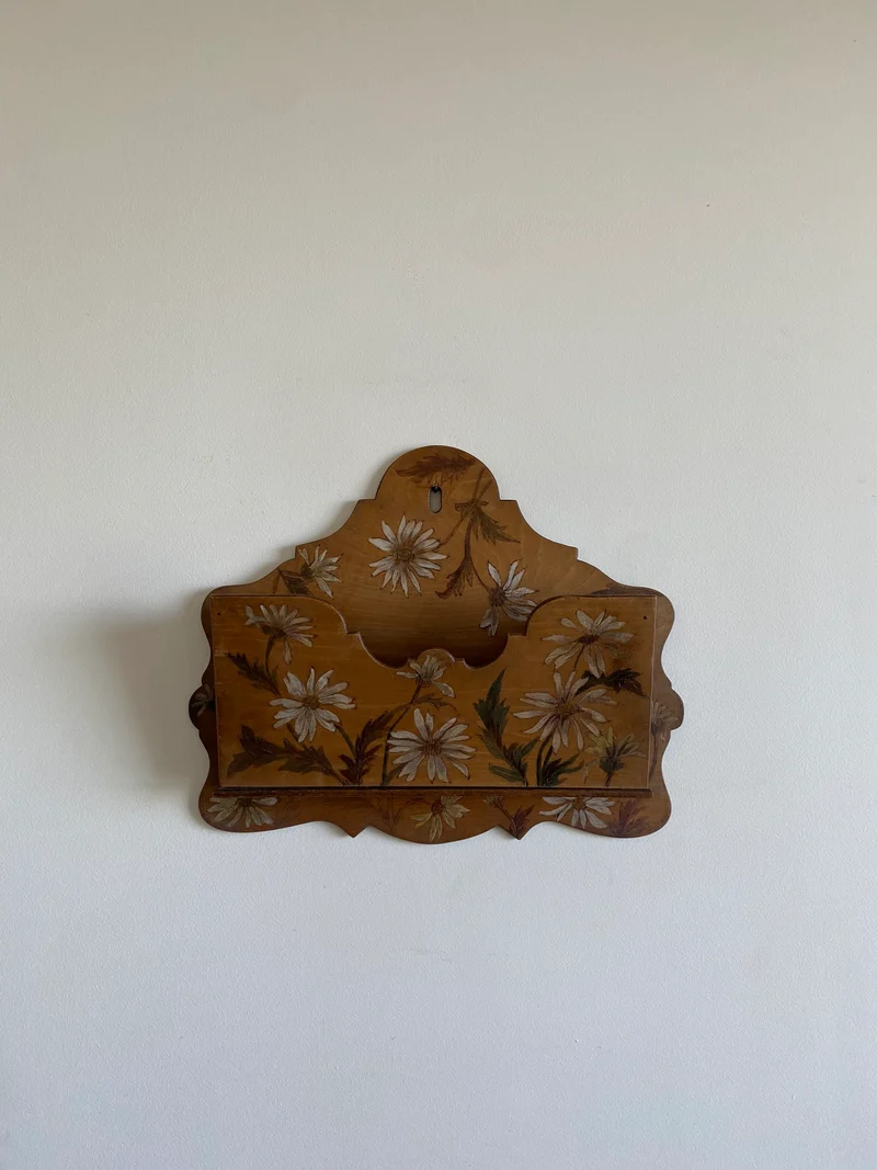 Boite en bois porte courrier décorée de marguerites peintes à la main 1900