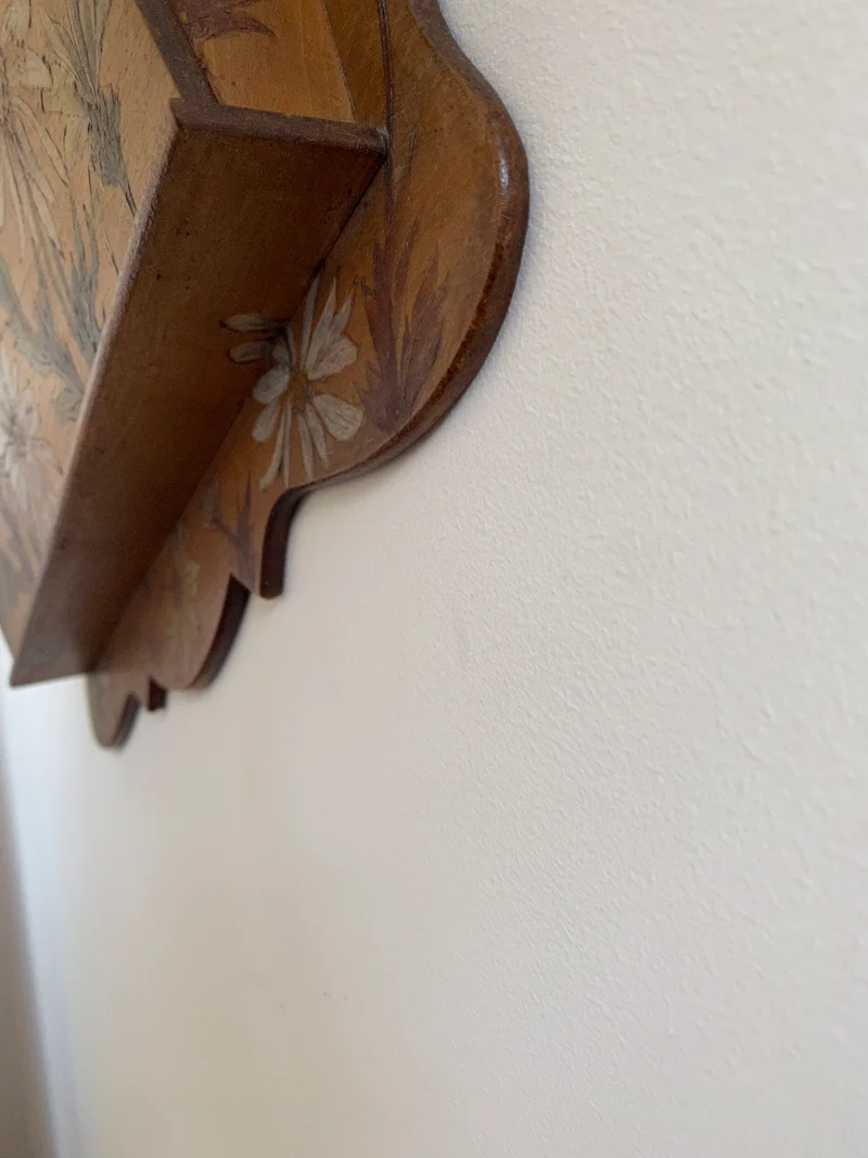 Boite en bois porte courrier décorée de marguerites peintes à la main 1900