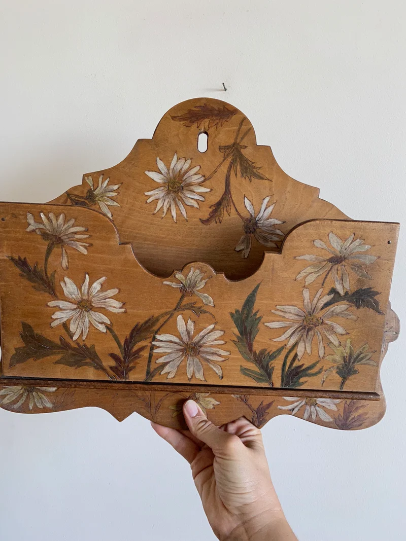 Boite en bois porte courrier décorée de marguerites peintes à la main 1900