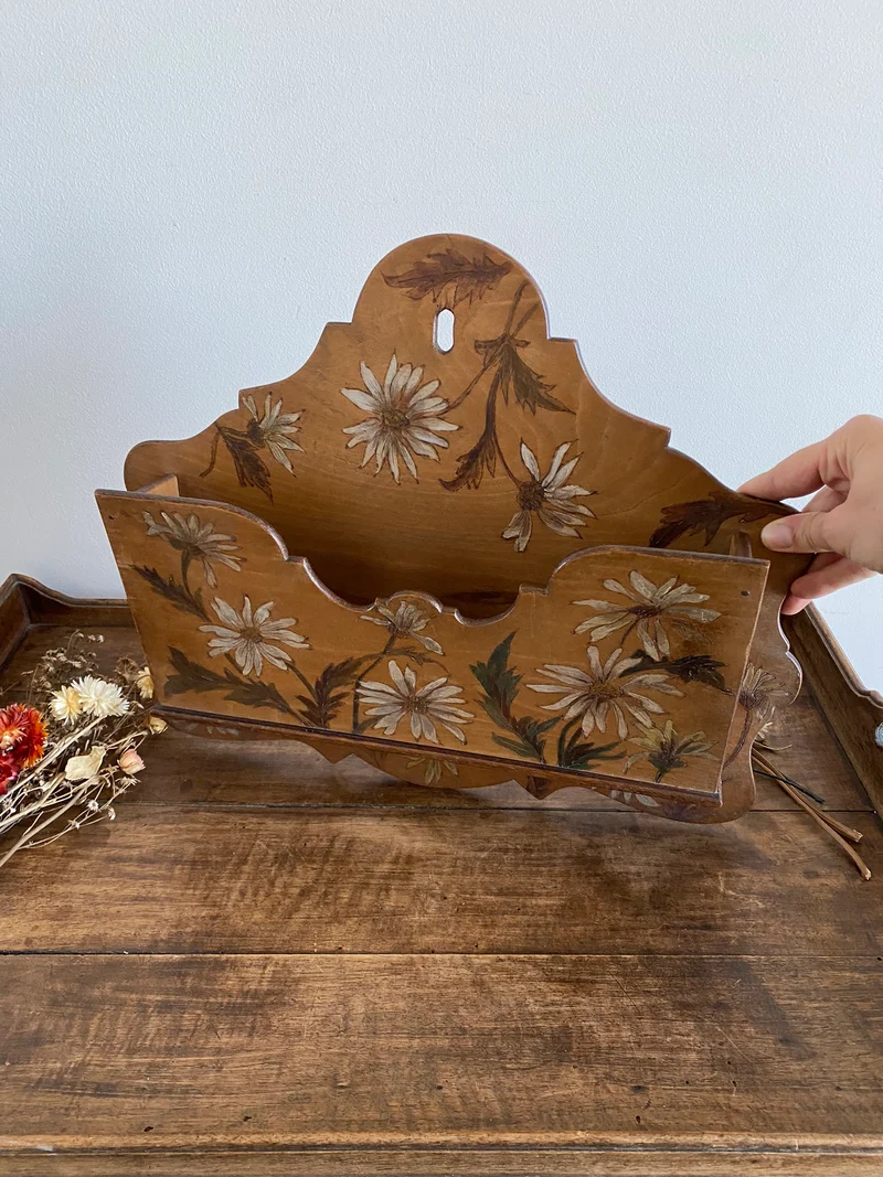 Boite en bois porte courrier décorée de marguerites peintes à la main 1900