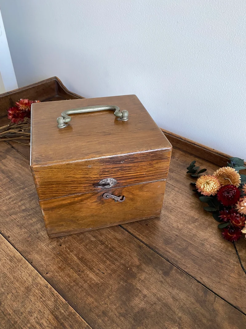 Boite en bois avec anse et fermeture à double accroche