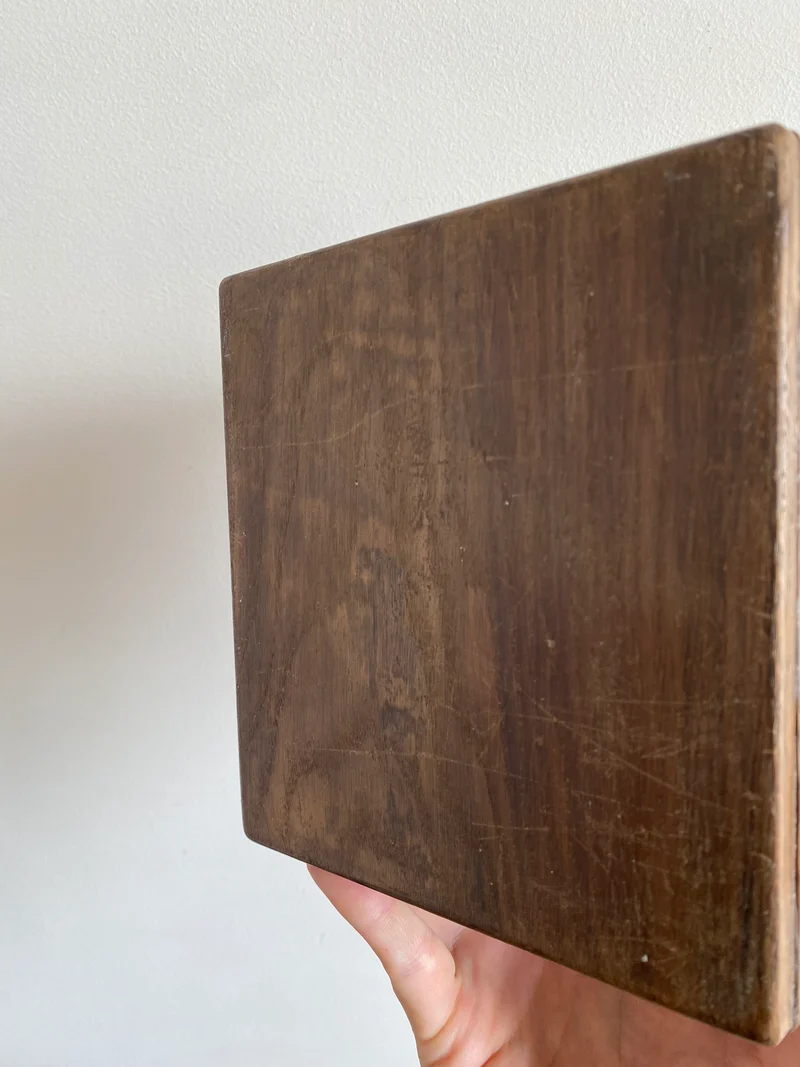 Boite en bois avec anse et fermeture à double accroche