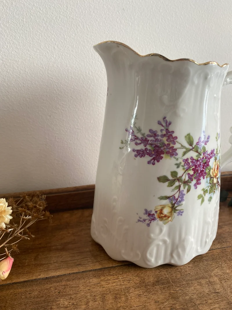 Pichet en faïence fleurie avec anse