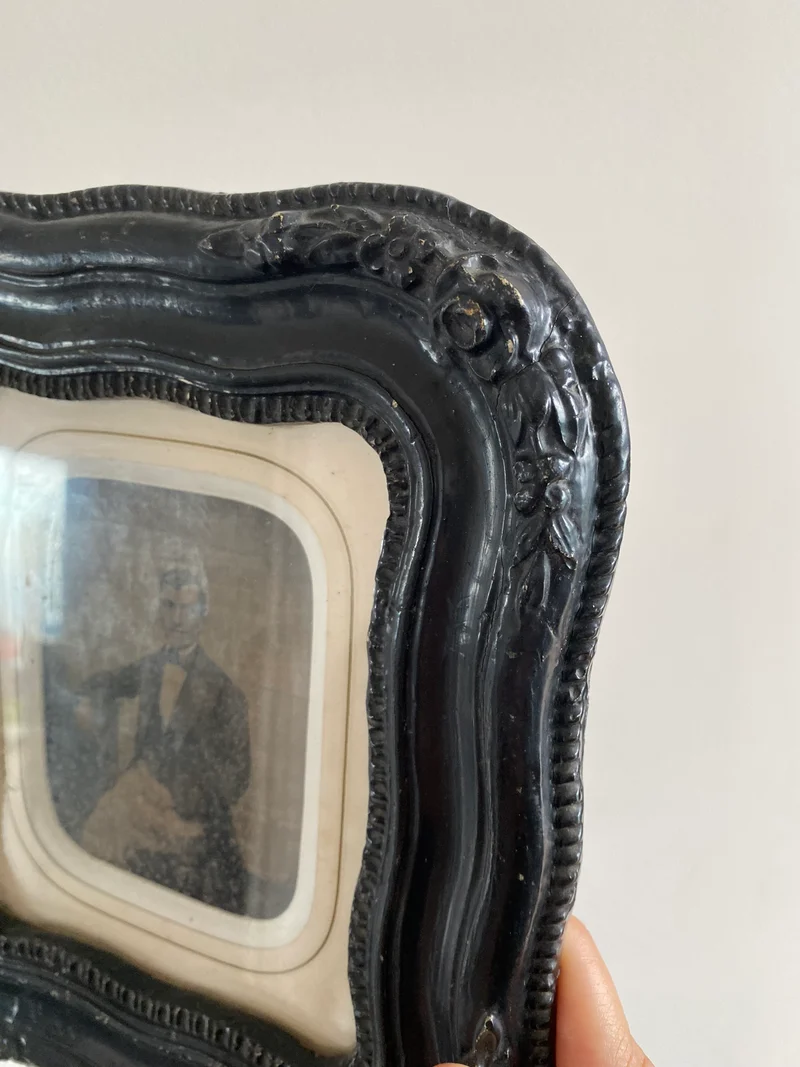 Photographies milieu XIXème dans leurs cadres travaillés noirs
