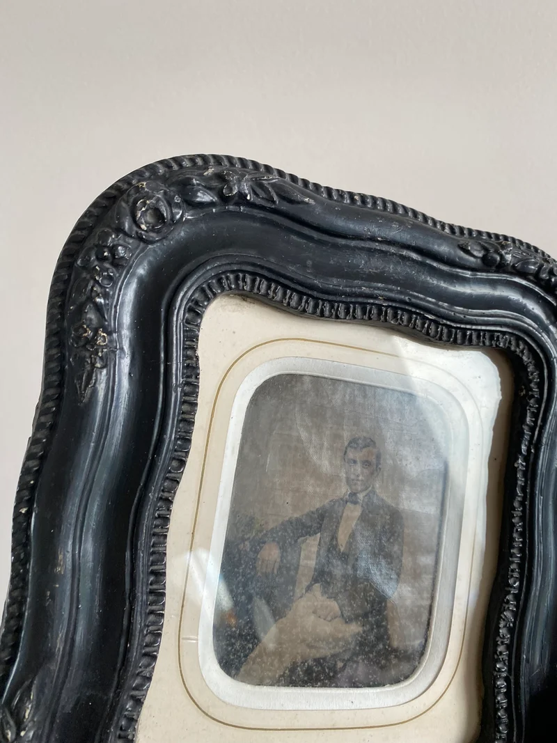 Photographies milieu XIXème dans leurs cadres travaillés noirs