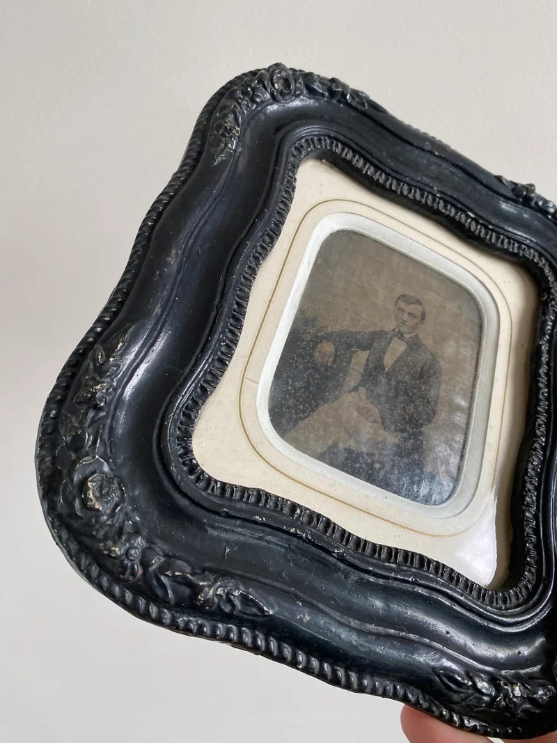 Photographies milieu XIXème dans leurs cadres travaillés noirs