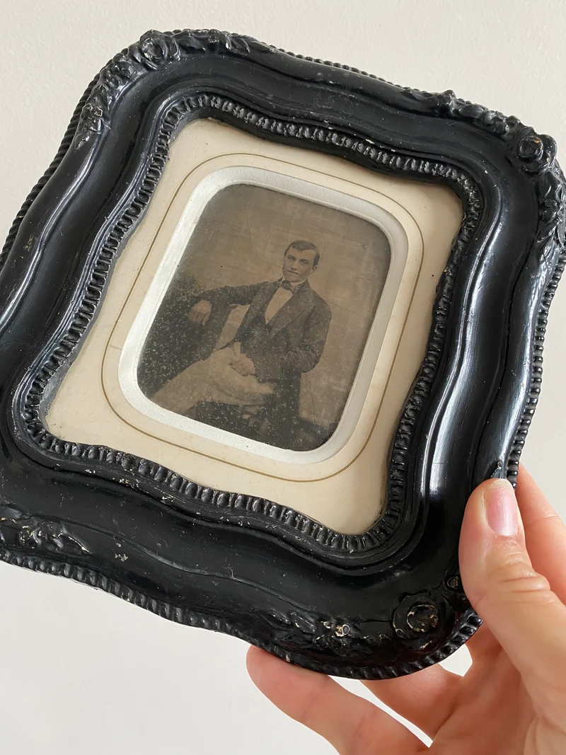 Photographies milieu XIXème dans leurs cadres travaillés noirs