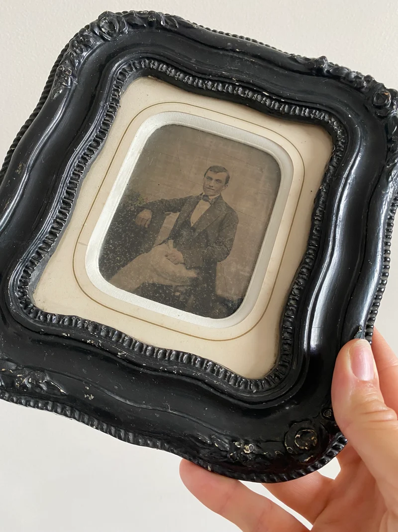 Photographies milieu XIXème dans leurs cadres travaillés noirs