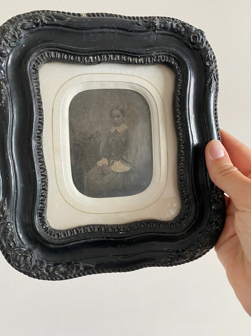 Photographies milieu XIXème dans leurs cadres travaillés noirs