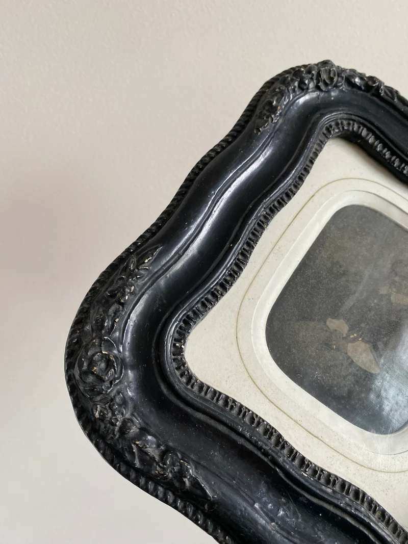 Photographies milieu XIXème dans leurs cadres travaillés noirs