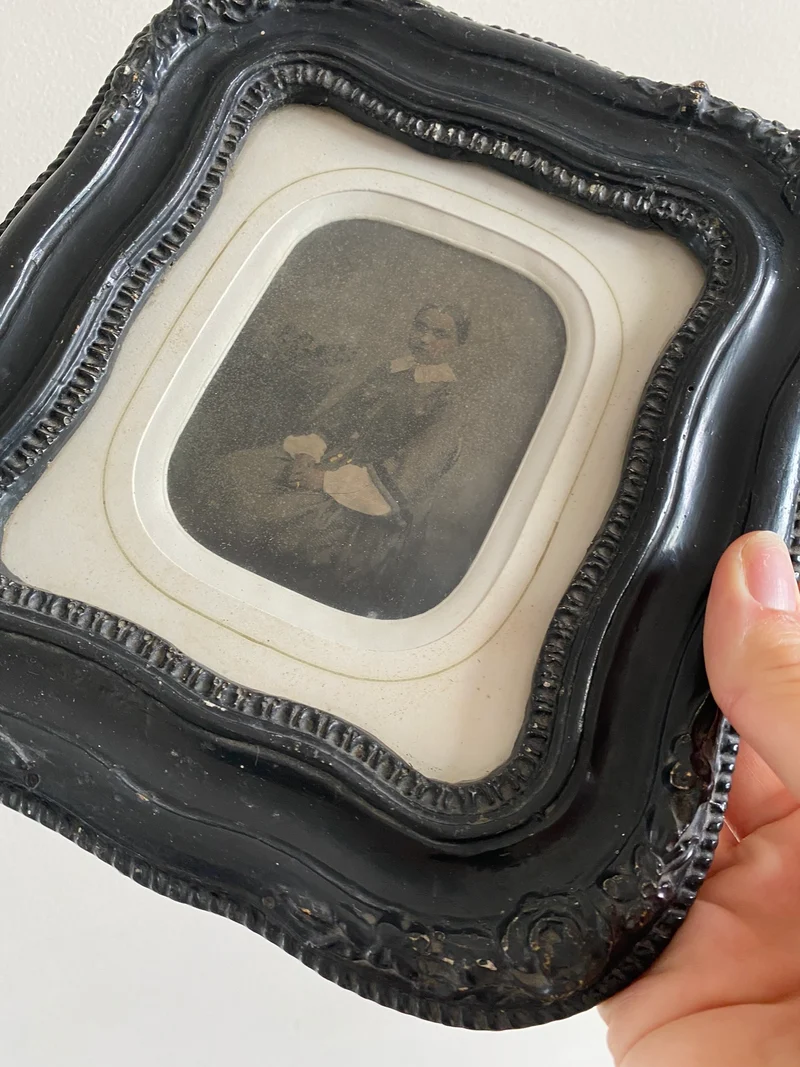 Photographies milieu XIXème dans leurs cadres travaillés noirs
