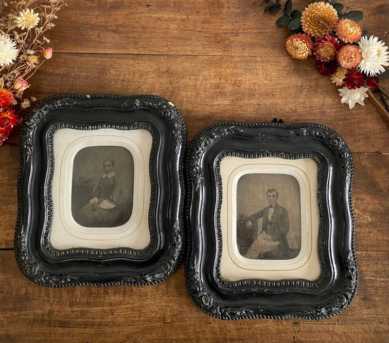 Photographies milieu XIXème dans leurs cadres travaillés noirs