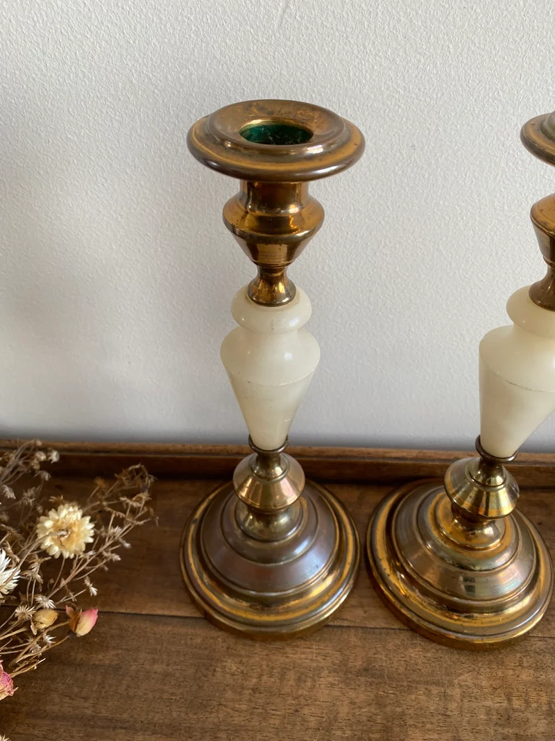Bougeoirs en laiton doré et albâtre
