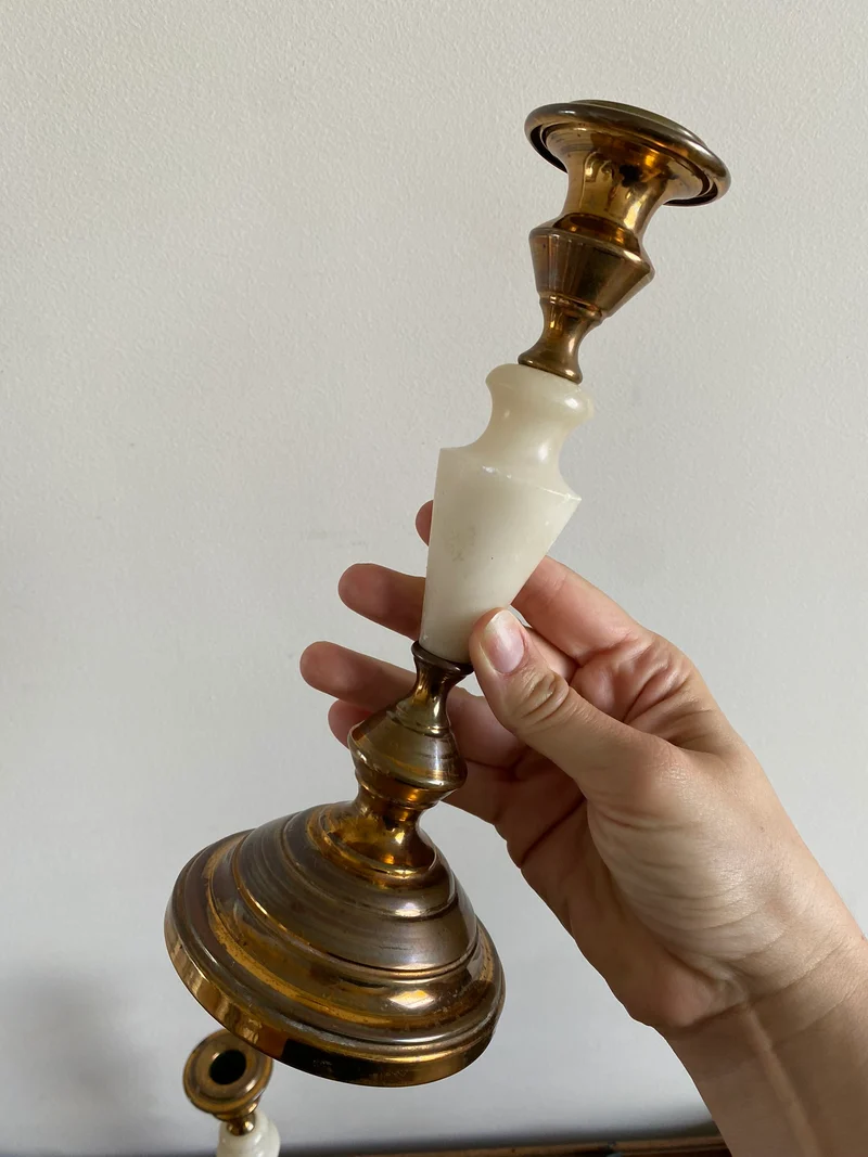 Bougeoirs en laiton doré et albâtre