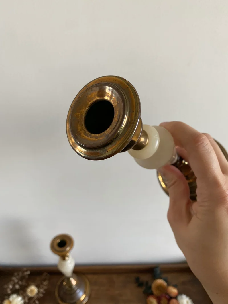 Bougeoirs en laiton doré et albâtre