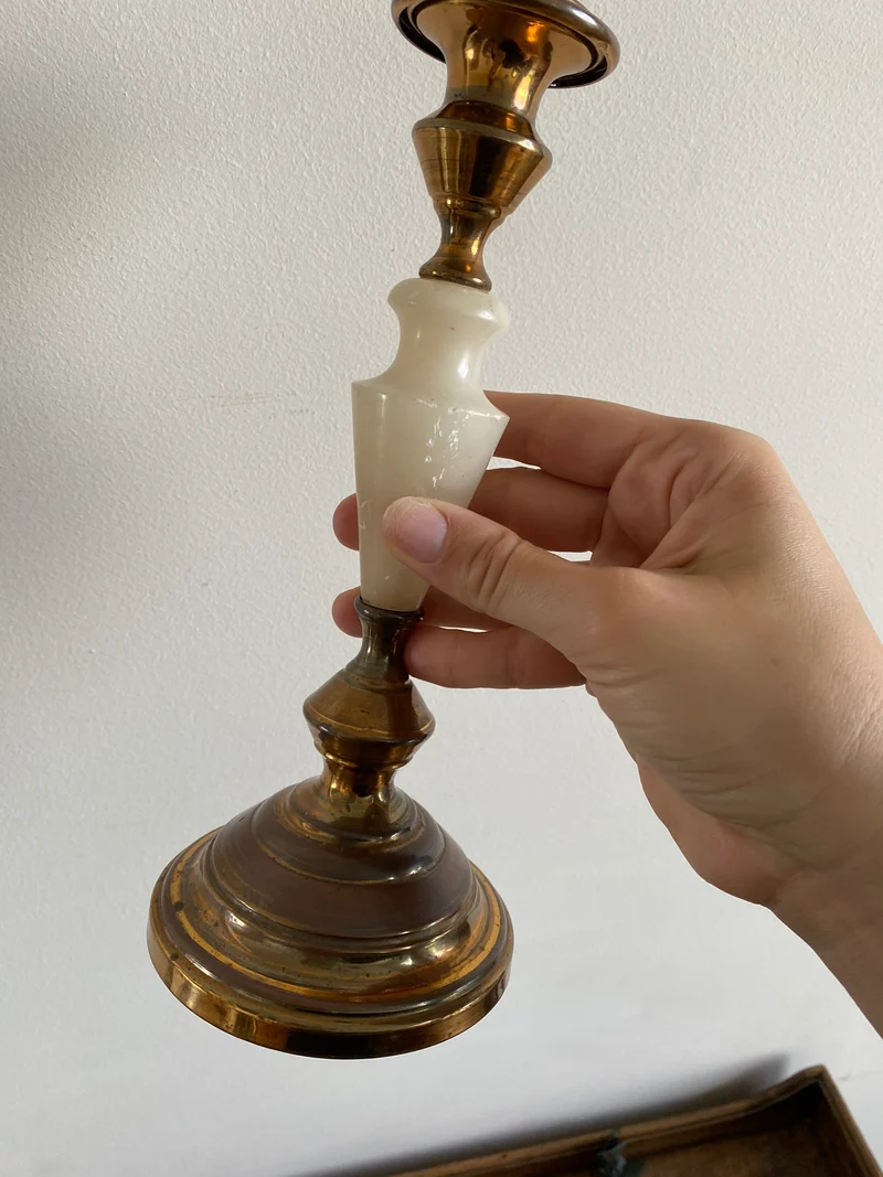 Bougeoirs en laiton doré et albâtre
