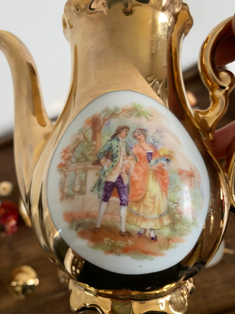 Service à café doré porcelaine de Bavaria scènes romantiques